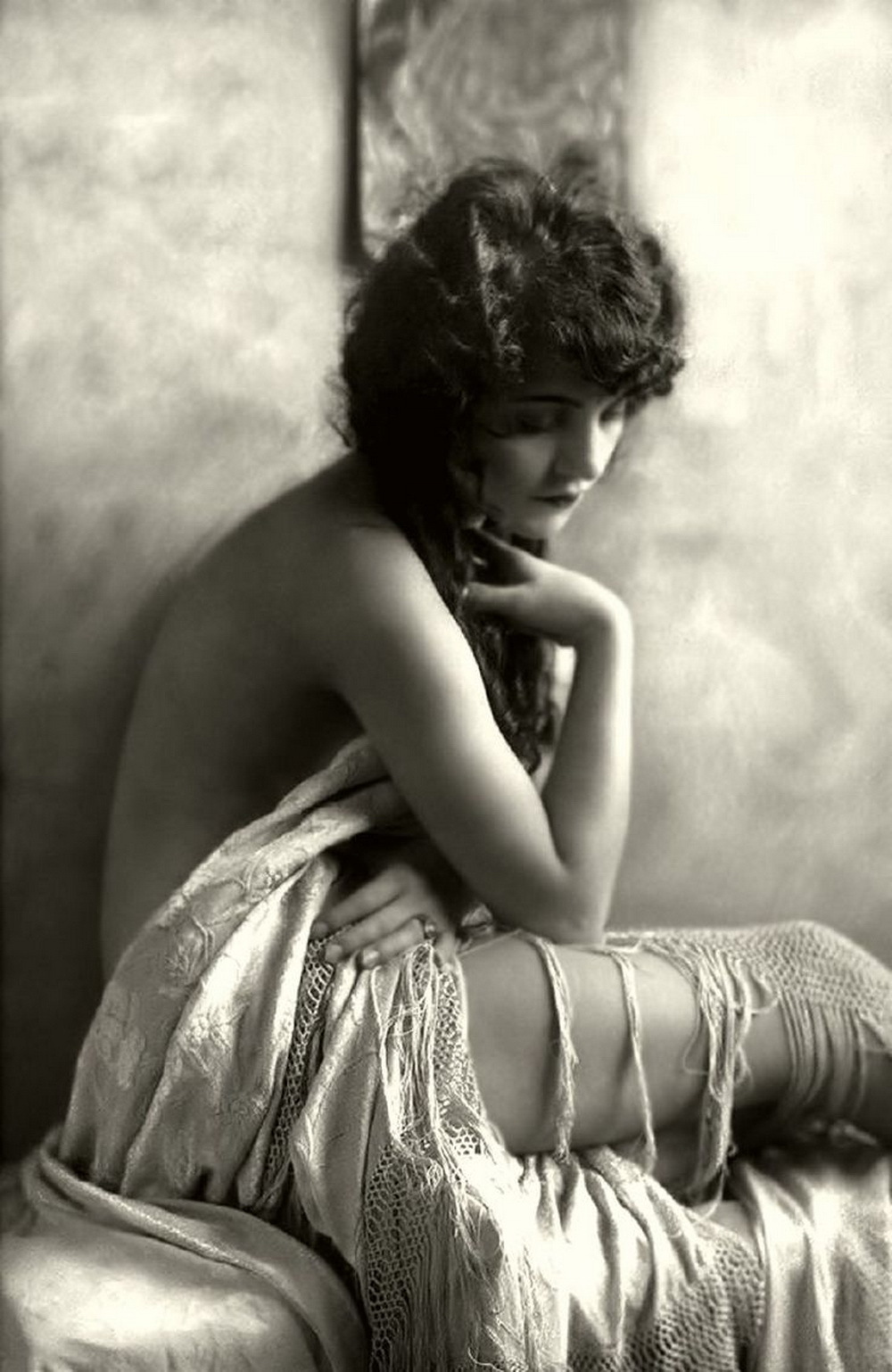 Alfred Cheney Johnston_1927_Ziegfeld Follies Girls_Peggy Shannon.jpg